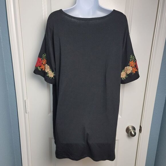 PLUS AMARYLLIS Floral Accent Top - Picture 5 of 8